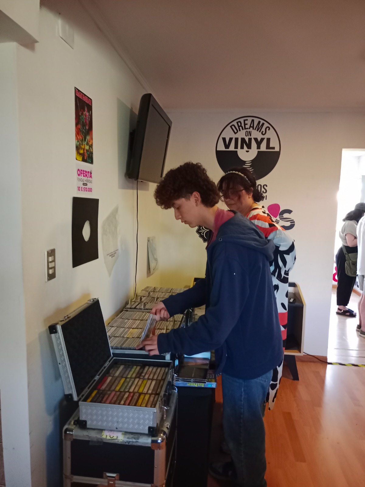 clientes revisando discos en disqueria de temuco